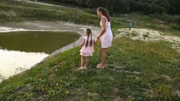 Mom with daughter walking — Stock Video