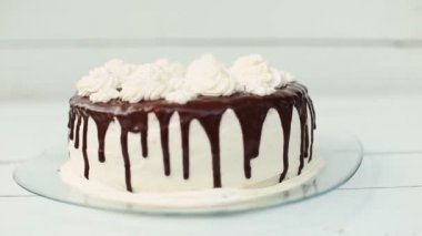 beyaz pasta çikolata ve krema ile kaplı