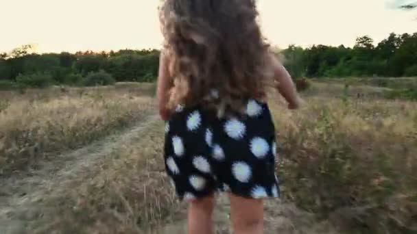 Liten flicka som springer i naturen — Stockvideo