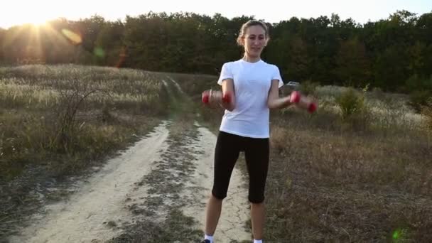 Mujer entrena con pesas — Vídeos de Stock