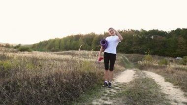 bir egzersiz ile yürüyen kadın