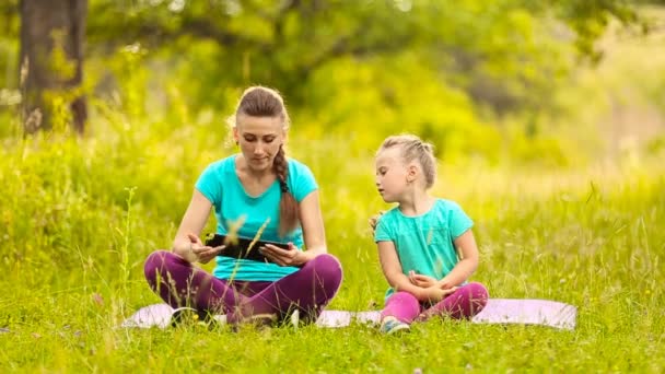 Mamma con un bambino che fissa il piatto — Video Stock