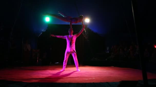 Glybokaya, Ucrania-27 de marzo de 2016. Espectáculo de circo atletas de baile — Vídeos de Stock