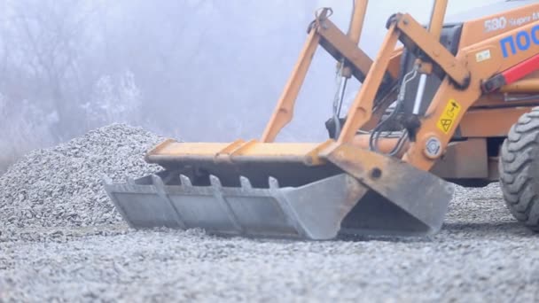 Bulldozer extiende grava en el territorio — Vídeo de stock