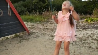 Kız salıncakta sallanıyor