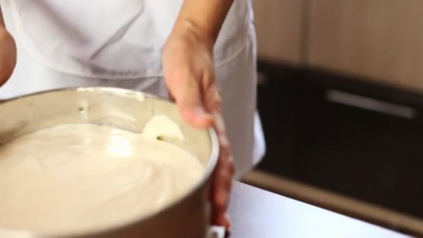 Chef coloca o bolo no forno — Vídeo de Stock