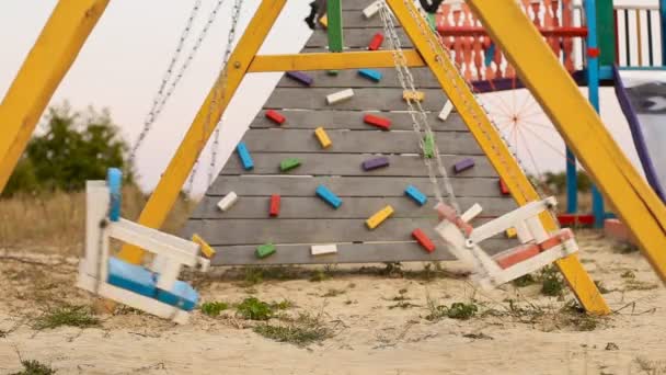 Balançar no parque infantil — Vídeo de Stock