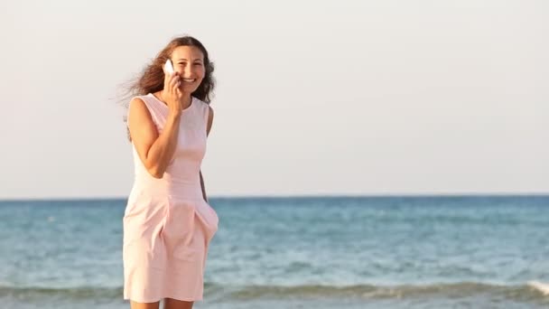 Mujer hablando por teléfono — Vídeos de Stock