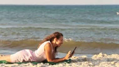 Bir tablet bilgisayar ile güzel kız