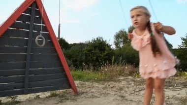 Kız salıncakta sallanıyor