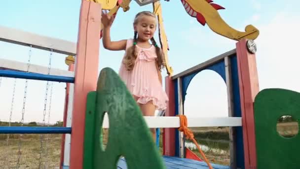 Little girl waving — Stock Video