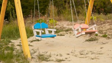 Çocuk parkında sallan