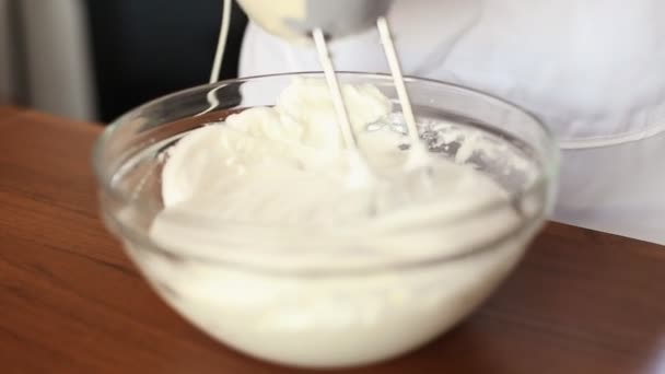 Chef mixer whips cream — Stock Video