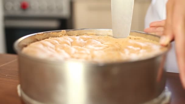 Gâteau fraîchement cuit pour le gâteau — Video