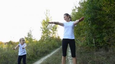 Anne ve kızı fitness içinde nişanlandık