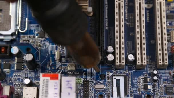 Master reparação placa de computador — Vídeo de Stock