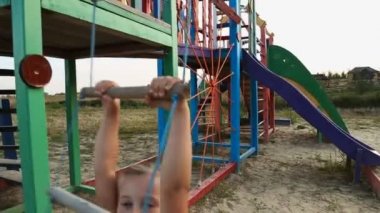 üstünde belgili tanımlık tepe tırmanma kız