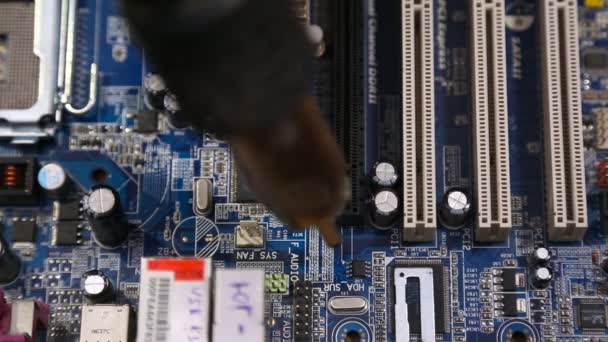 Master reparação placa de computador — Vídeo de Stock