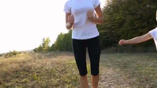 Mama și fiica alergând — Videoclip de stoc