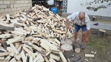 bir balta ile koşan adam