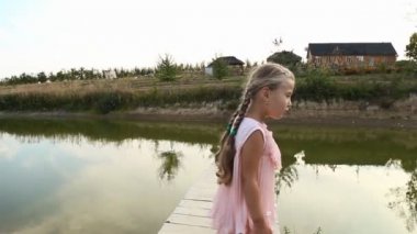 Anne ile kızı yürüyüş