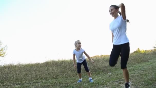 Mutter und Tochter beschäftigen sich mit Fitness — Stockvideo