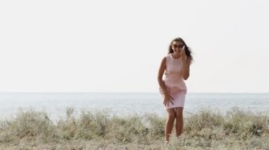 Telefonda konuşan kadın.