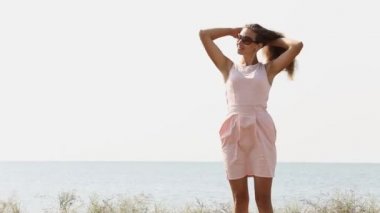 Sahilde duran için arıyor kadın