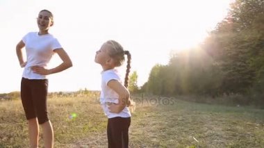 Anne ve kızı fitness içinde nişanlandık