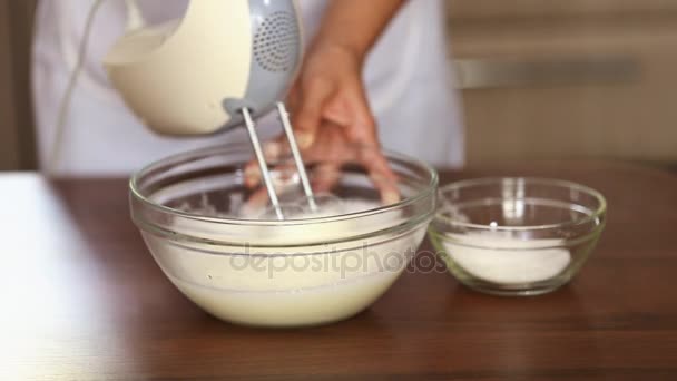 Chef mixer whips cream — Stock Video