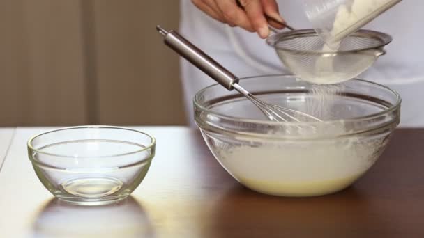 Szakács önti a lisztet, át egy szitán — Stock videók
