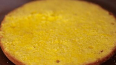 Şef özel bir fırça ile pasta yağlar