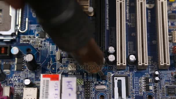 Master reparação placa de computador — Vídeo de Stock