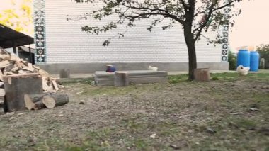 bir balta ile koşan adam