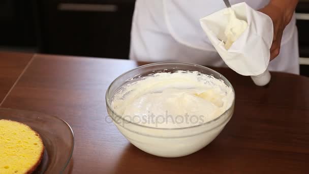 Chef pone crema en una bolsa de pastelería — Vídeos de Stock