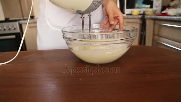 Chef mixer fruste crema torta — Video Stock
