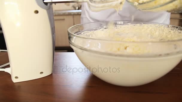 厨师，泻入奶油灰板 — 图库视频影像