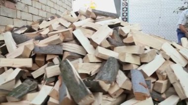 bir balta ile koşan adam