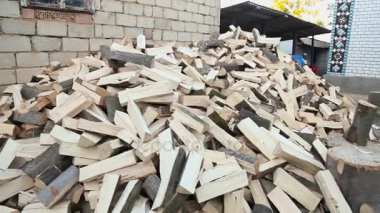 bir balta ile koşan adam