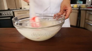 Kek için hamur karıştırma Şef