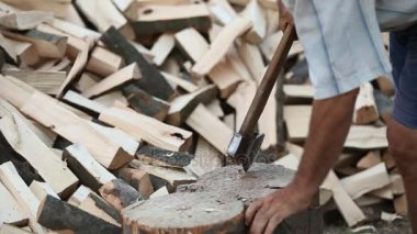 bir balta ile koşan adam