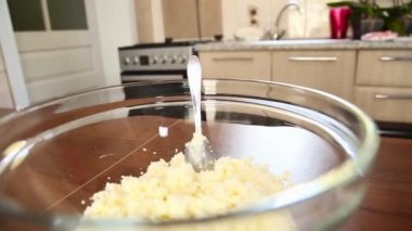 bir plaka mutfak masasının üzerinde beyaz peynir