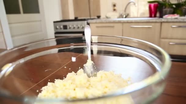 Queijo em uma placa na mesa da cozinha — Vídeo de Stock