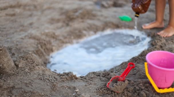 Petite fille jouant avec l'eau 