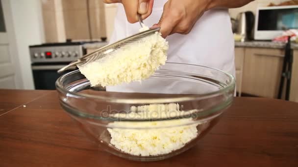 Bir plaka mutfak masasının üzerinde beyaz peynir — Stok video