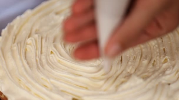 Cook covered cake cream cake — Stock Video