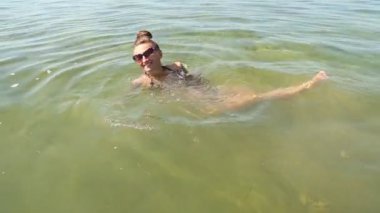 Kız suda döner