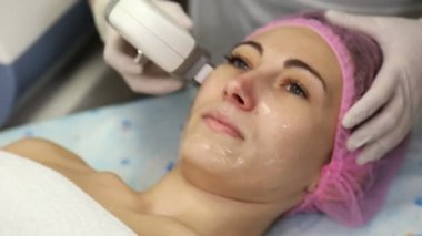 Genç kadının kozmetik lazer tedavisi yapması