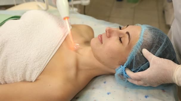 Очистка лица женщины с помощью новых технологий — стоковое видео