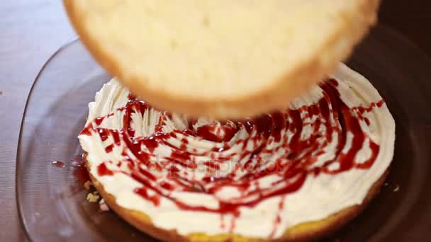 Szakács helyezi a torta tetejére — Stock videók